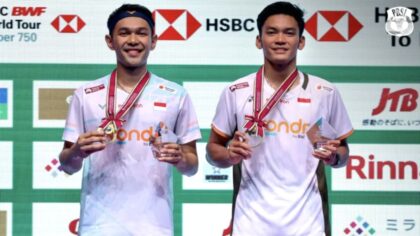 Fajar Alfian dan Muhammad Shohibul Fikri merayakan kemenangan di podium Japan Open 2026