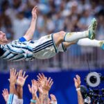 Lionel Messi merayakan kemenangan Argentina atas Inggris di semifinal Piala Dunia 2026 di Stadion Atlanta.