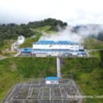 Gedung kantor PT Pertamina Geothermal Energy Tbk dengan logo perusahaan yang terlihat jelas.
