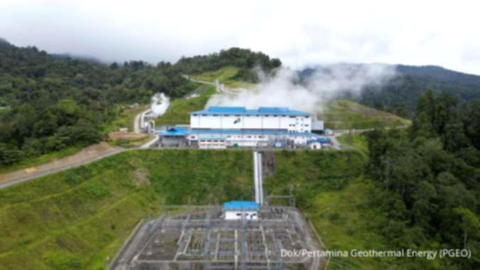 Gedung kantor PT Pertamina Geothermal Energy Tbk dengan logo perusahaan yang terlihat jelas.
