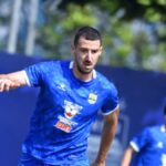 Penyerang Persib Bandung asal Montenegro, Balsa Sekulic, saat mengikuti sesi latihan tim.