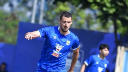 Penyerang Persib Bandung asal Montenegro, Balsa Sekulic, saat mengikuti sesi latihan tim.