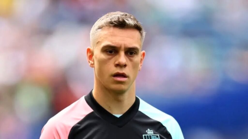 Leandro Trossard berjalan di bandara dalam perjalanan menuju Istanbul untuk bergabung dengan Besiktas