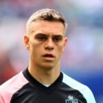 Leandro Trossard berjalan di bandara dalam perjalanan menuju Istanbul untuk bergabung dengan Besiktas