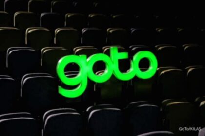 Logo PT GoTo Gojek Tokopedia Tbk terpampang di gedung perkantoran pusat Jakarta.