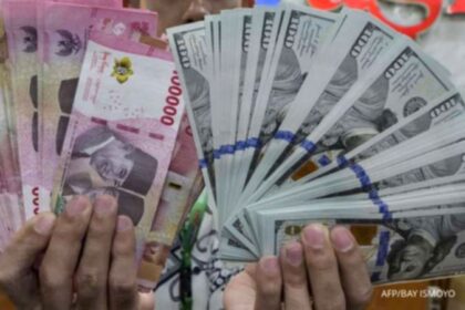 Tampilan layar grafik pergerakan nilai tukar mata uang Rupiah terhadap Dolar Amerika Serikat di pasar keuangan