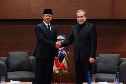 : Menlu RI Sugiono (kiri) bertemu Menlu Iran Abbas Araghchi (kanan), membahas berbagai isu bilateral dan global di Mashhad, Iran, Jumat (10/7/2026). (Dok. Kemlu RI)