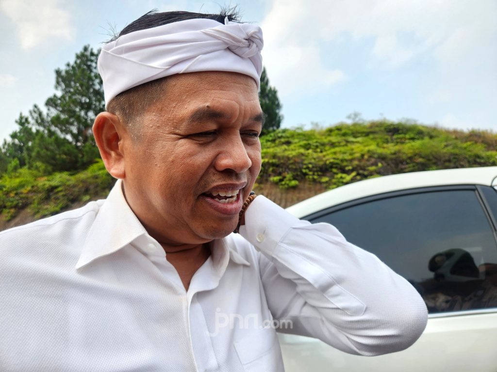 Dedi Mulyadi saat memberikan bantuan kepada korban gempa di Nusa Tenggara Timur