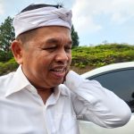 Dedi Mulyadi saat memberikan bantuan kepada korban gempa di Nusa Tenggara Timur