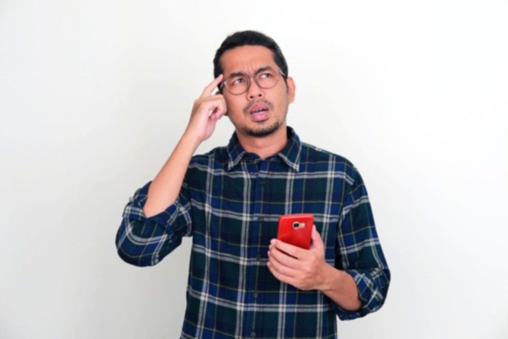 Ilustrasi aplikasi Kredivo di layar ponsel pintar dengan latar belakang perkantoran di Jakarta.
