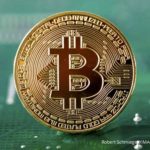 Ilustrasi koin digital Bitcoin dengan latar belakang grafik pasar keuangan yang naik