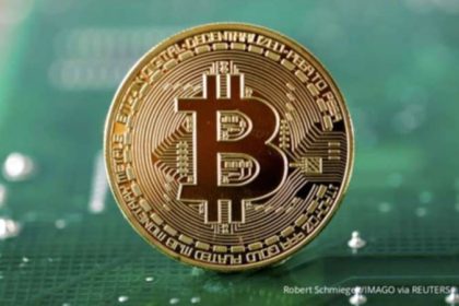 Ilustrasi koin digital Bitcoin dengan latar belakang grafik pasar keuangan yang naik