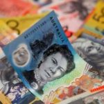 Grafik pergerakan mata uang AUD, CAD, dan NZD di layar monitor trading
