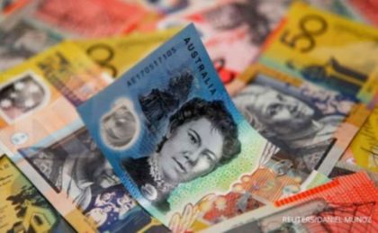 Grafik pergerakan mata uang AUD, CAD, dan NZD di layar monitor trading