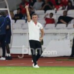Pelatih Timnas Indonesia John Herdman memberikan instruksi kepada pemain di lapangan