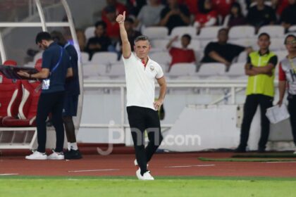 Pelatih Timnas Indonesia John Herdman memberikan instruksi kepada pemain di lapangan