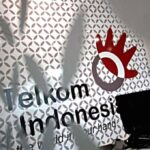 Logo PT Telkom Indonesia Tbk di gedung perkantoran sebagai representasi aksi korporasi perusahaan