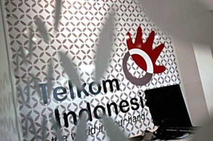 Logo PT Telkom Indonesia Tbk di gedung perkantoran sebagai representasi aksi korporasi perusahaan