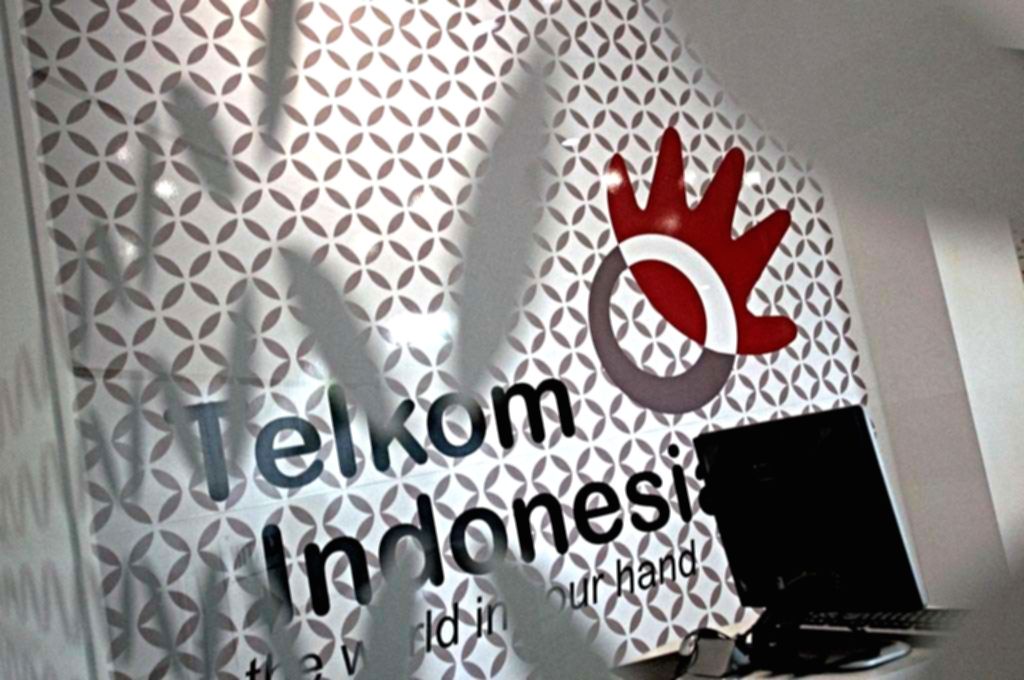 Logo PT Telkom Indonesia Tbk di gedung perkantoran sebagai representasi aksi korporasi perusahaan