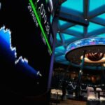 Tampilan layar monitor yang menunjukkan grafik pergerakan Indeks Harga Saham Gabungan di Bursa Efek Indonesia.