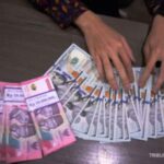 Papan layar elektronik menampilkan pergerakan nilai tukar mata uang rupiah terhadap dolar Amerika Serikat.