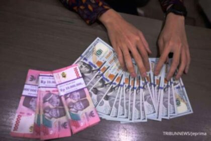 Papan layar elektronik menampilkan pergerakan nilai tukar mata uang rupiah terhadap dolar Amerika Serikat.
