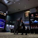 Tampilan layar monitor yang menunjukkan grafik pergerakan Indeks Harga Saham Gabungan di Bursa Efek Indonesia.