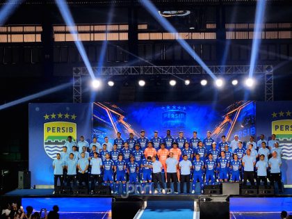 Para pemain Persib Bandung saat diperkenalkan dalam acara Pesta Biru di Bandung Arena untuk musim 2026/2027.