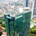Gedung rumah sakit Siloam Hospitals dengan logo perusahaan di bagian depan