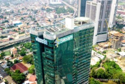 Gedung rumah sakit Siloam Hospitals dengan logo perusahaan di bagian depan