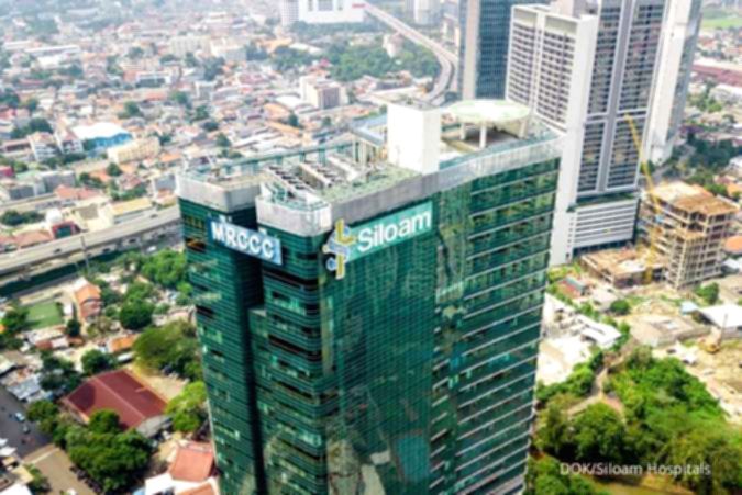 Gedung rumah sakit Siloam Hospitals dengan logo perusahaan di bagian depan