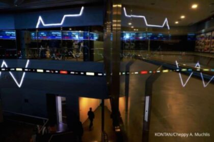 Tampilan layar pergerakan grafik Indeks Harga Saham Gabungan di Bursa Efek Indonesia