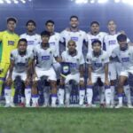 Para pemain Persib Bandung berlatih di lapangan hijau untuk persiapan laga Piala Presiden melawan Tampines Rovers.