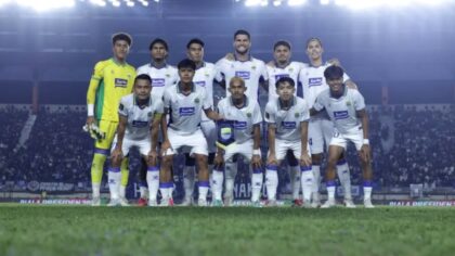 Para pemain Persib Bandung berlatih di lapangan hijau untuk persiapan laga Piala Presiden melawan Tampines Rovers.