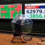 Grafik pergerakan indeks saham bursa Asia yang menunjukkan fluktuasi harga di layar monitor perdagangan