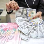 Ilustrasi mata uang rupiah Indonesia dengan latar belakang grafik pergerakan nilai tukar
