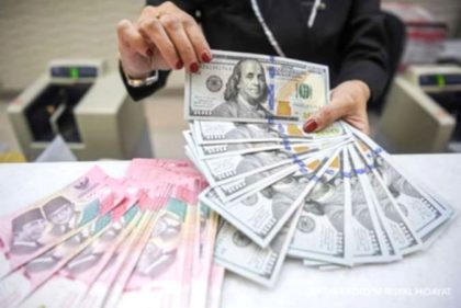 Ilustrasi mata uang rupiah Indonesia dengan latar belakang grafik pergerakan nilai tukar