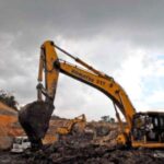 Gedung kantor PT United Tractors Tbk di Jakarta dengan logo perusahaan yang terpampang jelas.