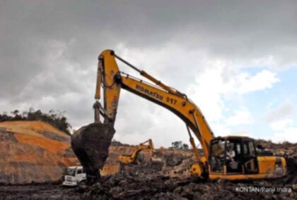 Gedung kantor PT United Tractors Tbk di Jakarta dengan logo perusahaan yang terpampang jelas.
