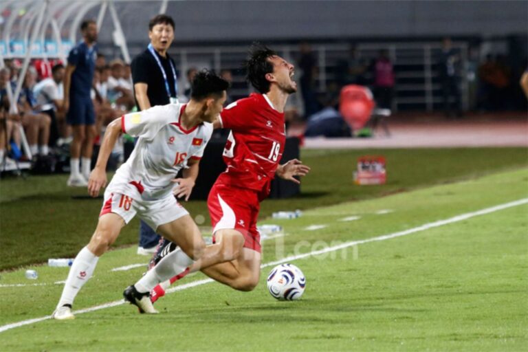 Pemain Timnas Indonesia tampak kecewa usai laga melawan Vietnam di Stadion Pakansari.