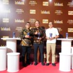 Perwakilan bank bjb memegang lima piala Titanium Awards dalam ajang PRIMA Awards 2026
