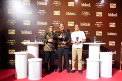 Perwakilan bank bjb memegang lima piala Titanium Awards dalam ajang PRIMA Awards 2026