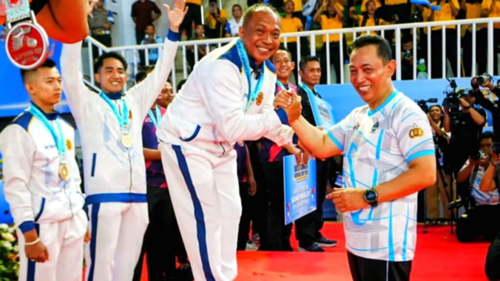 Kapolri memberikan sambutan saat penutupan turnamen bulu tangkis Kapolri Cup 2026 di Jakarta.