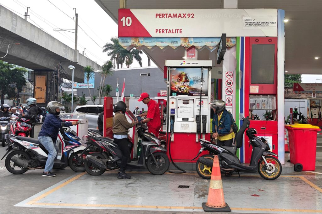 Petugas SPBU Pertamina mengisi BBM jenis Pertamax ke kendaraan konsumen