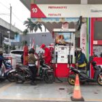 Petugas SPBU Pertamina mengisi BBM jenis Pertamax ke kendaraan konsumen