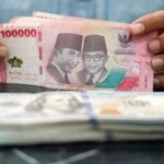Grafik pergerakan nilai tukar mata uang Rupiah terhadap Dolar Amerika Serikat di layar monitor perdagangan