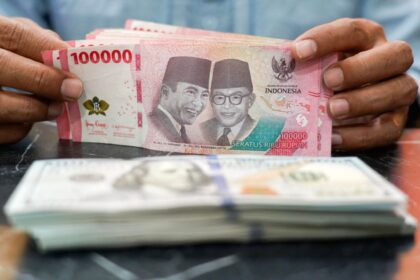 Grafik pergerakan nilai tukar mata uang Rupiah terhadap Dolar Amerika Serikat di layar monitor perdagangan
