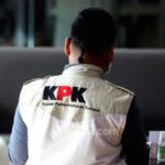 Penyidik KPK melakukan penggeledahan di ruang kerja Kepala Kantor Imigrasi Jakarta Selatan terkait kasus korupsi.