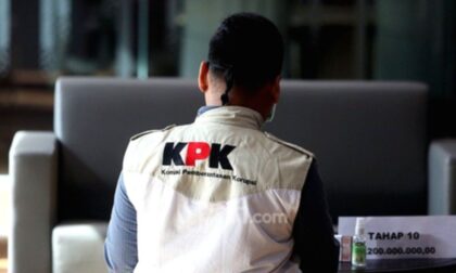 Penyidik KPK melakukan penggeledahan di ruang kerja Kepala Kantor Imigrasi Jakarta Selatan terkait kasus korupsi.