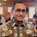 Gedung Bursa Efek Indonesia di Jakarta dengan latar belakang gedung perkantoran